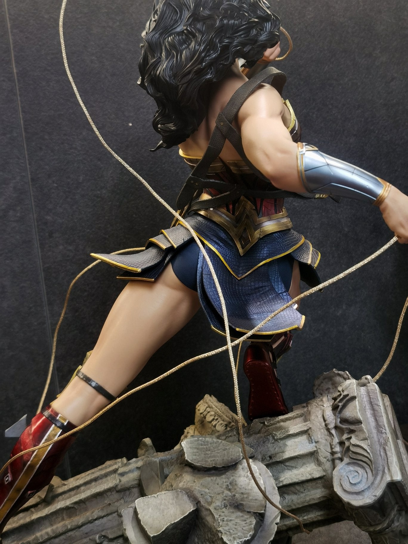 Queen Studios DC Comics 1:4 Scale Wonder Woman Statue (Two Head Sculpts + Sword &amp; Shield Edition)