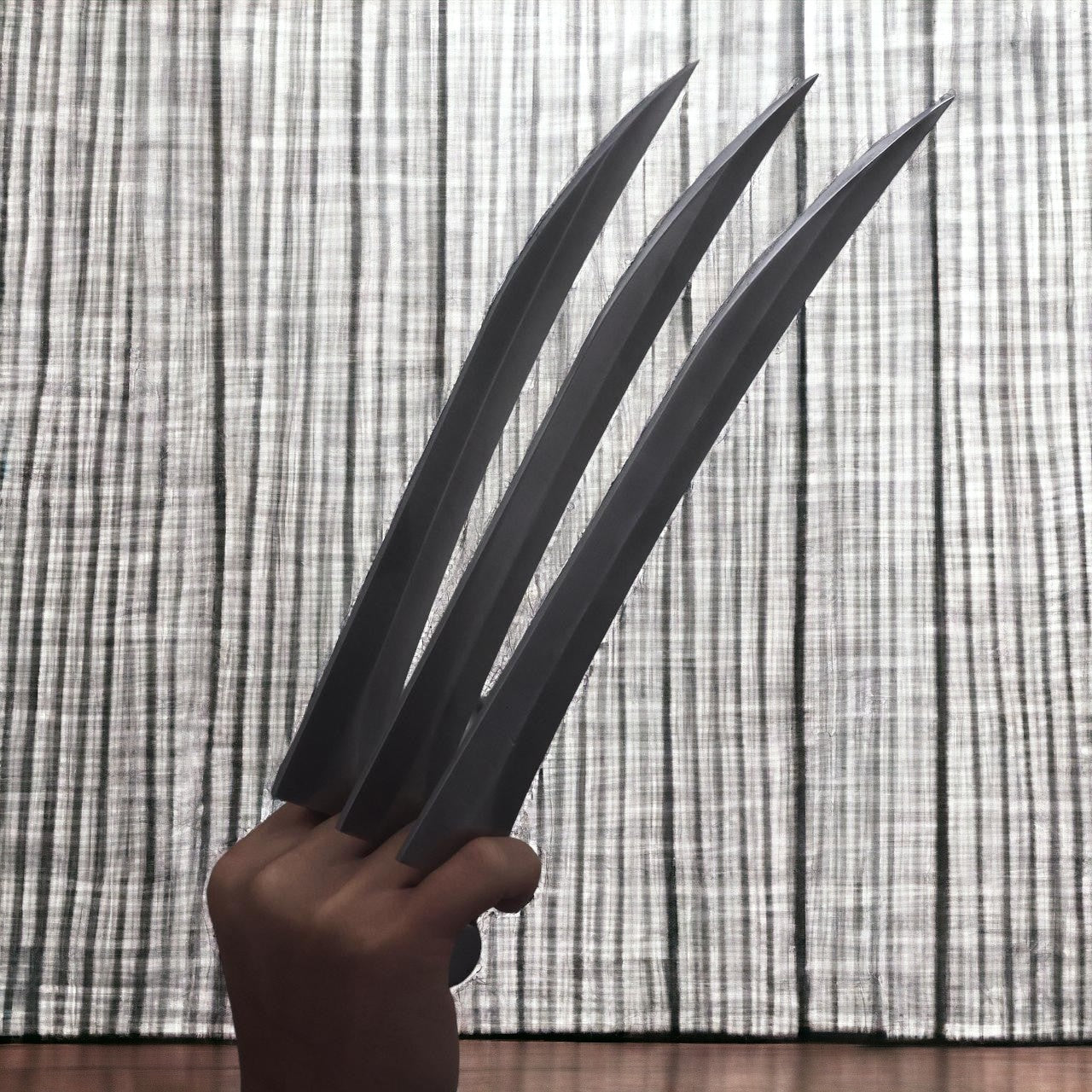 Hing San Product Design - The Wolverine Life-Size Collectible Claws with Light Base Set (Authorized Version)