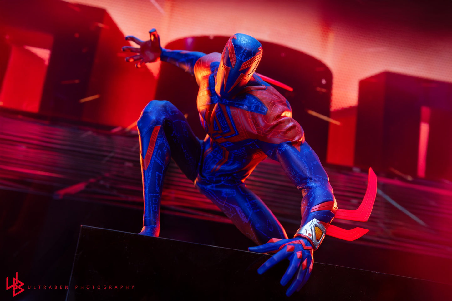 Hot Toys Spider-Man: Across the Spider-Verse - Spider-Man 2099 1:6th Scale Collectible Figure MMS711