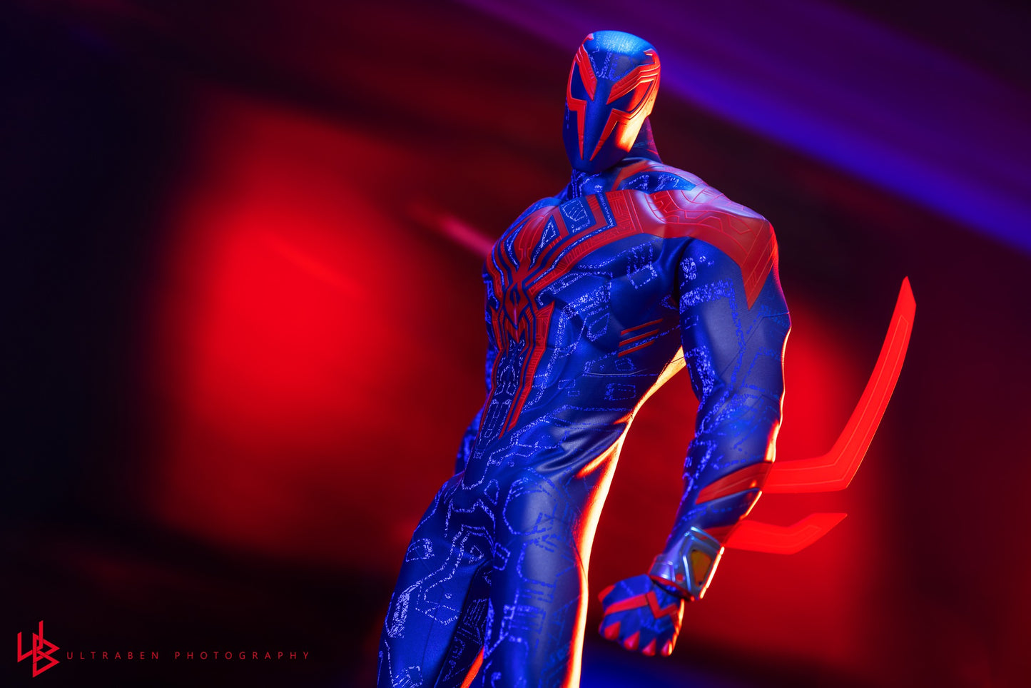 Hot Toys Spider-Man: Across the Spider-Verse - Spider-Man 2099 1:6th Scale Collectible Figure MMS711