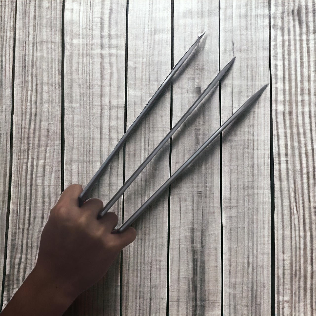 Hing San Product Design - The Wolverine Life-Size Collectible Claws with Light Base Set (Authorized Version)