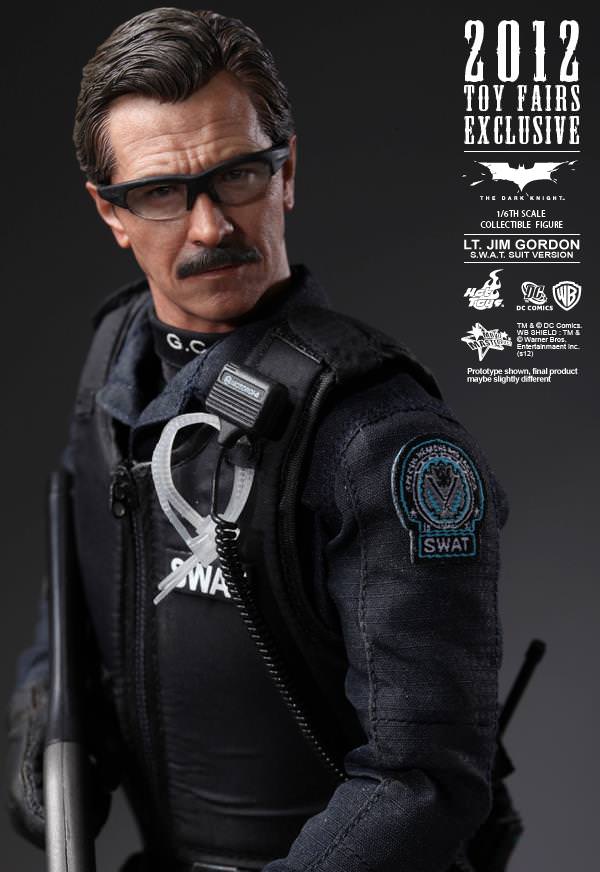 Hot Toys The Dark Knight - Lt. Jim Gordon (S.W.A.T. Suit Version) MMS182